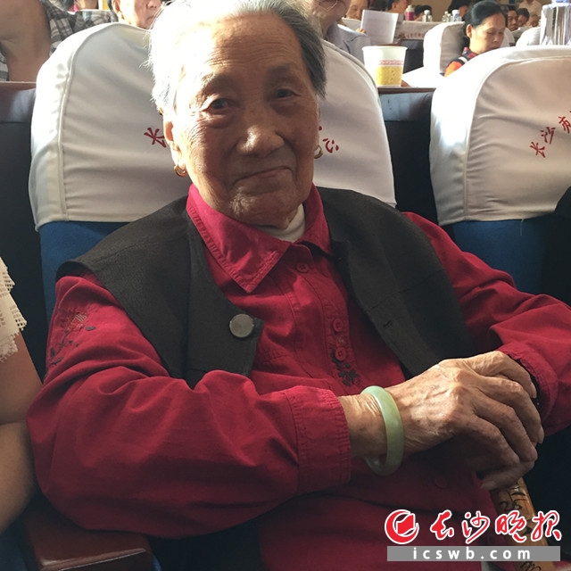 人文纪实津门狮扑体育注册网李伟浩：百岁老人的幸福生活